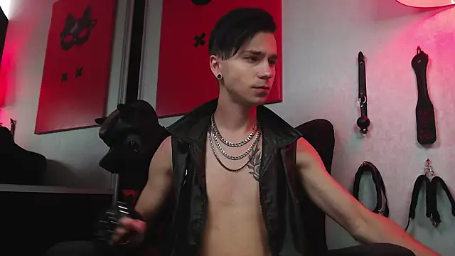 Joseph  Quinn online show from February 21, 7:56 am