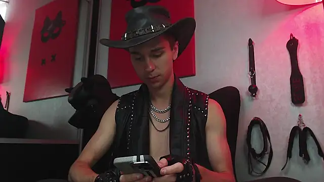 Joseph  Quinn online show from February 23, 8:17 am