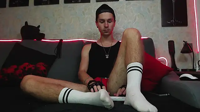 Joseph  Quinn online show from March 4, 8:02 am