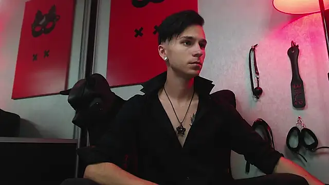 Joseph  Quinn online show from March 7, 11:18 am