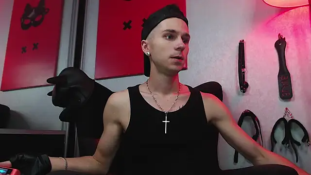 Joseph  Quinn online show from March 8, 12:52 pm