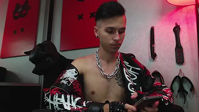 Joseph  Quinn online show from March 10, 2:16 pm