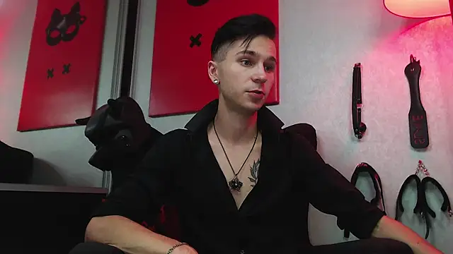 Joseph  Quinn online show from March 17, 12:57 pm