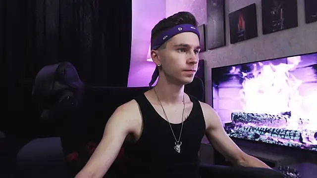 Joseph  Quinn online show from September 15, 8:36 am