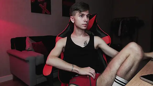 Joseph  Quinn online show from October 20, 1:22 pm