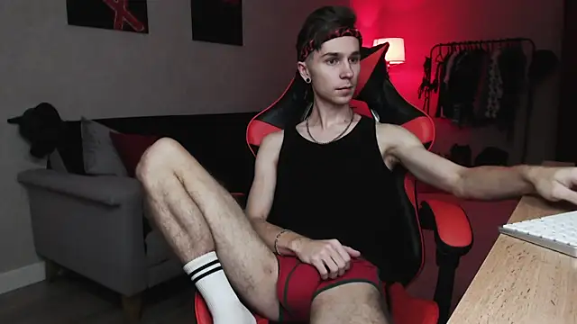 Joseph  Quinn online show from November 15, 4:54 am