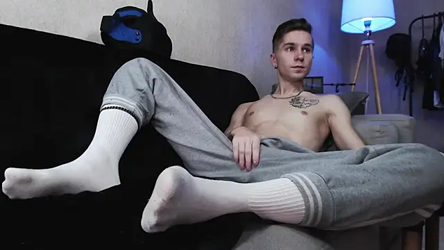 Joseph  Quinn online show from November 16, 8:09 am