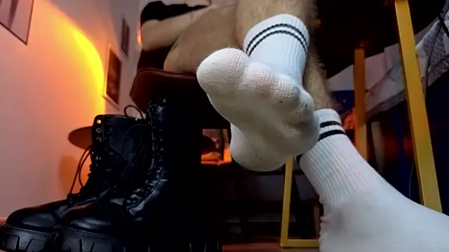 Joseph  Quinn online show from January 9, 1:36 pm