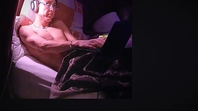 Snapshot of YouLikeBigDick9 chatting on January 31, 8:22 am YouLikeBigDick9 online show from January 31, 8:22 am