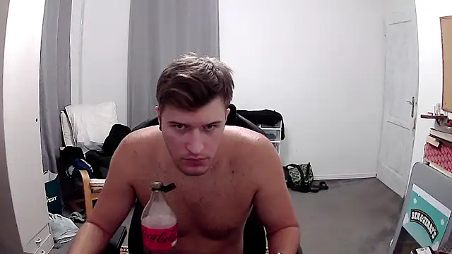 Snapshot of PKrisztian chatting on September 15, 9:26 pm PKrisztian online show from September 15, 9:26 pm