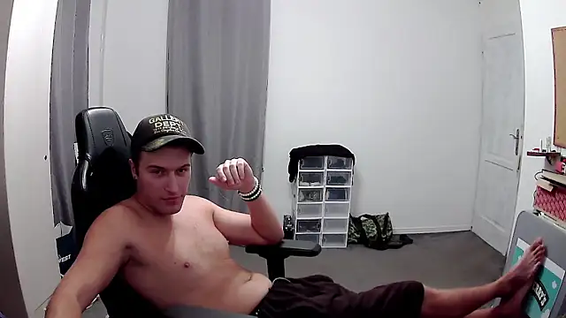 Snapshot of PKrisztian chatting on October 1, 4:57 pm PKrisztian online show from October 1, 4:57 pm