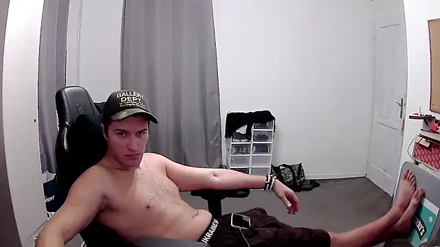 Snapshot of PKrisztian chatting on October 14, 2:51 pm PKrisztian online show from October 14, 2:51 pm