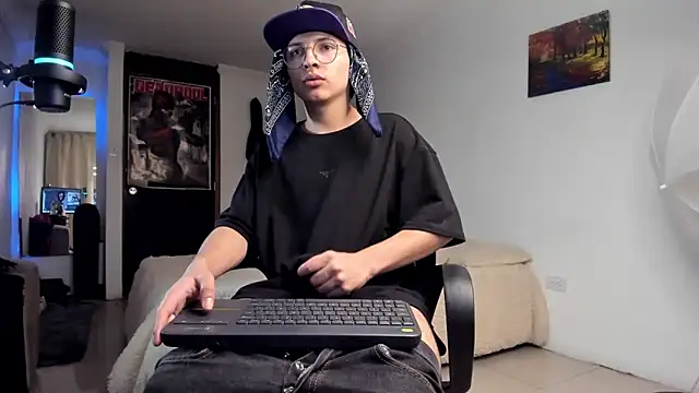 a lejandro 0 8 online show from December 12, 4:15 am