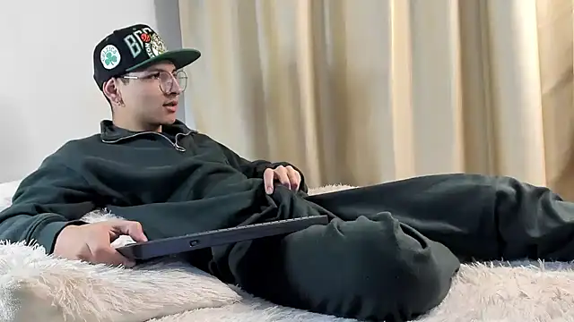 a lejandro 0 8 online show from December 14, 4:12 am