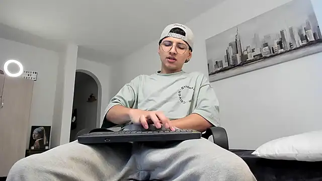 a lejandro 0 8 online show from March 10, 9:07 pm