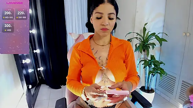 EmmaRusellx online show from October 28, 1:09 am