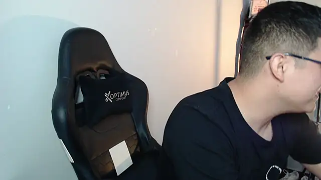 Snapshot of Plug_Control chatting on February 12, 6:36 pm Plug Control online show from February 12, 6:36 pm