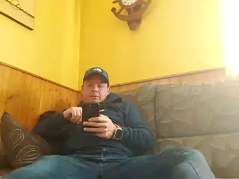 Jose HotLatino online show from March 31, 2:28 pm