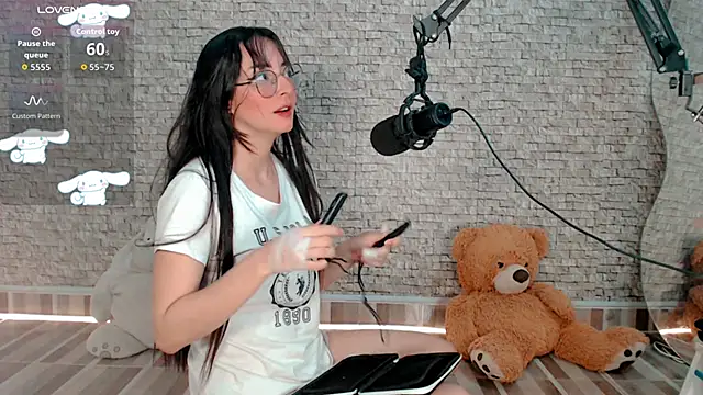 Snapshot of emma_unu chatting on May 1, 3:00 am emma unu online show from May 1, 3:00 am