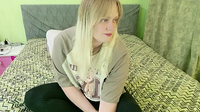 Snapshot of Kira_Miler chatting on June 18, 7:08 am Kira Miler online show from June 18, 7:08 am