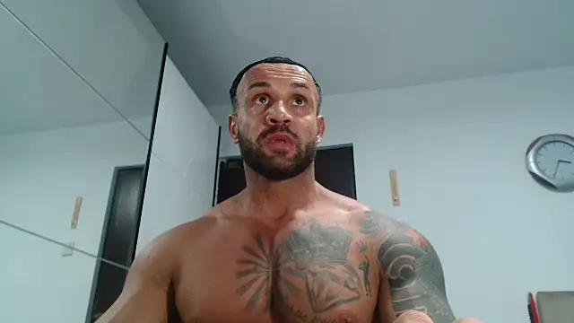 Snapshot of Magnificmuscles89 chatting on April 26, 10:07 pm Magnificmuscles89 online show from April 26, 10:07 pm