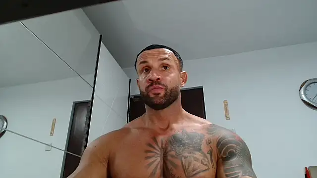 Snapshot of Magnificmuscles89 chatting on May 7, 10:37 pm Magnificmuscles89 online show from May 7, 10:37 pm