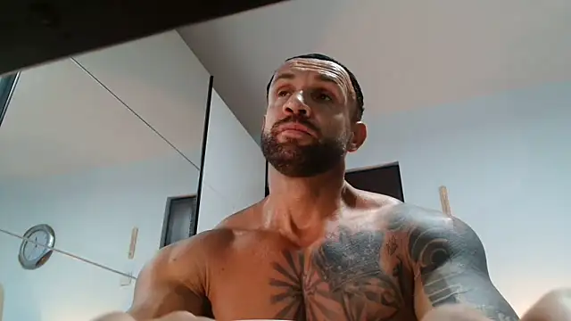 Snapshot of Magnificmuscles89 chatting on May 24, 9:25 am Magnificmuscles89 online show from May 24, 9:25 am
