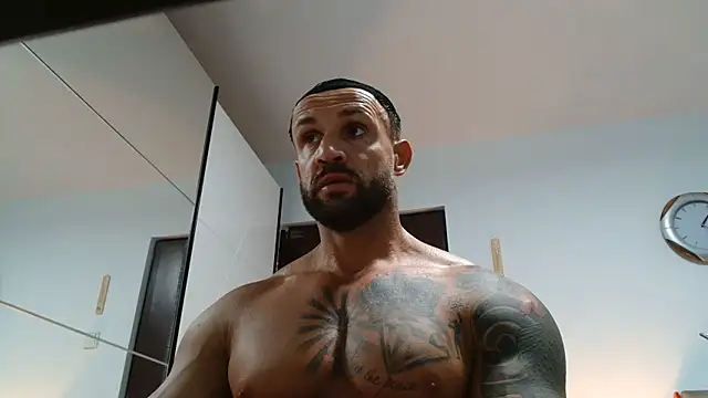 Snapshot of Magnificmuscles89 chatting on May 25, 10:21 am Magnificmuscles89 online show from May 25, 10:21 am