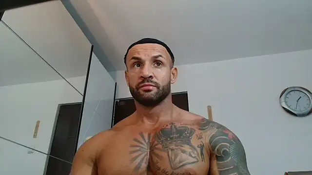 Snapshot of Magnificmuscles89 chatting on June 1, 10:33 pm Magnificmuscles89 online show from June 1, 10:33 pm