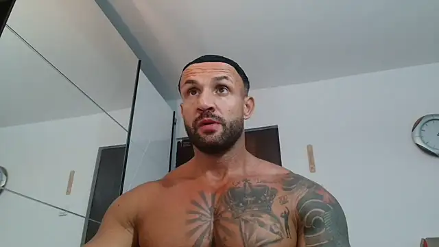 Snapshot of Magnificmuscles89 chatting on June 3, 10:26 pm Magnificmuscles89 online show from June 3, 10:26 pm
