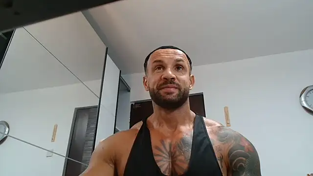 Snapshot of Magnificmuscles89 chatting on June 8, 8:58 am Magnificmuscles89 online show from June 8, 8:58 am