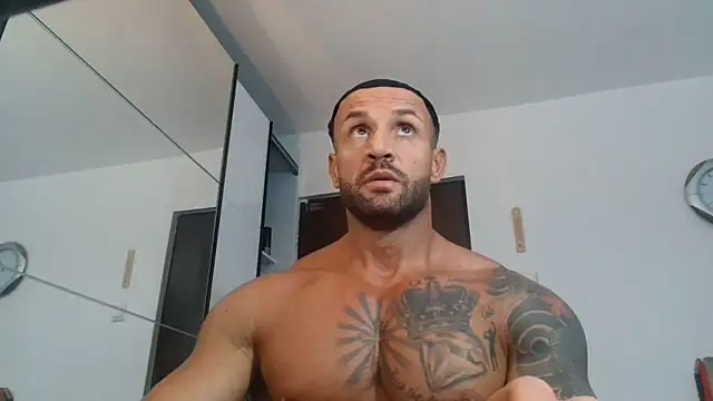 Snapshot of Magnificmuscles89 chatting on June 11, 10:19 pm Magnificmuscles89 online show from June 11, 10:19 pm