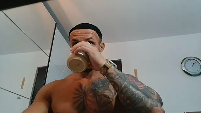 Snapshot of Magnificmuscles89 chatting on June 16, 10:07 am Magnificmuscles89 online show from June 16, 10:07 am