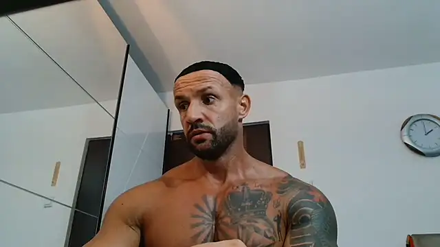 Snapshot of Magnificmuscles89 chatting on June 17, 11:01 am Magnificmuscles89 online show from June 17, 11:01 am