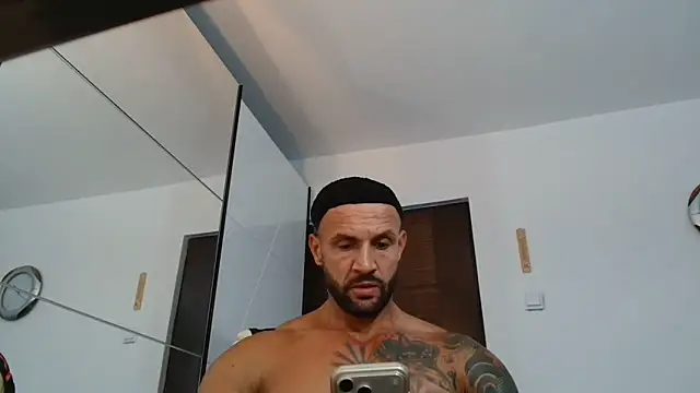 Snapshot of Magnificmuscles89 chatting on June 20, 10:40 am Magnificmuscles89 online show from June 20, 10:40 am