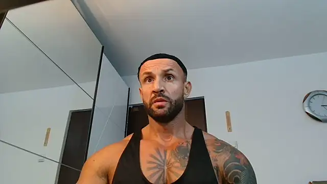 Snapshot of Magnificmuscles89 chatting on June 21, 12:24 am Magnificmuscles89 online show from June 21, 12:24 am