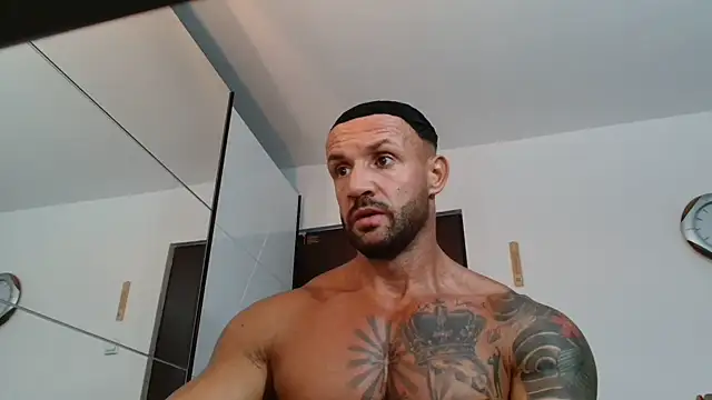 Snapshot of Magnificmuscles89 chatting on June 24, 10:25 am Magnificmuscles89 online show from June 24, 10:25 am