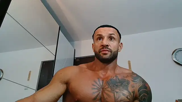 Snapshot of Magnificmuscles89 chatting on June 24, 10:31 pm Magnificmuscles89 online show from June 24, 10:31 pm