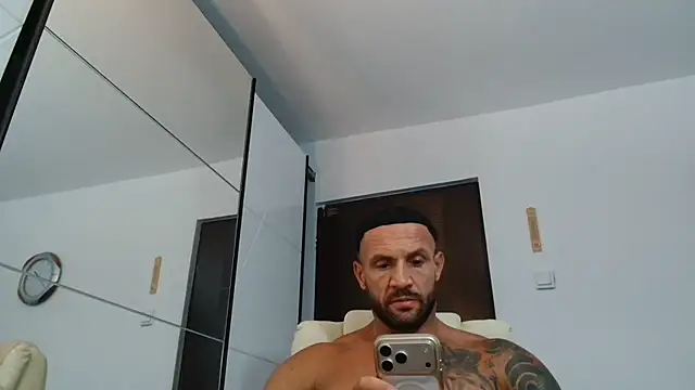 Snapshot of Magnificmuscles89 chatting on June 26, 10:47 pm Magnificmuscles89 online show from June 26, 10:47 pm