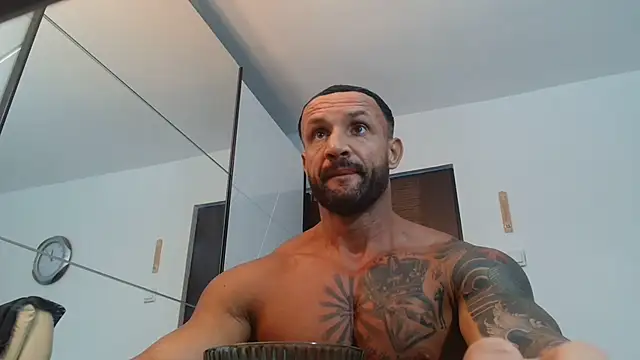 Snapshot of Magnificmuscles89 chatting on July 5, 9:16 am Magnificmuscles89 online show from July 5, 9:16 am