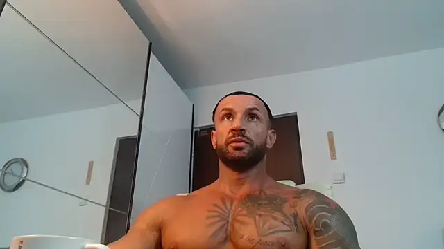 Snapshot of Magnificmuscles89 chatting on July 16, 10:32 am Magnificmuscles89 online show from July 16, 10:32 am