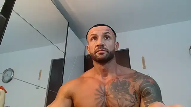 Snapshot of Magnificmuscles89 chatting on July 16, 10:38 pm Magnificmuscles89 online show from July 16, 10:38 pm