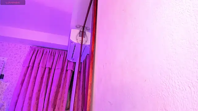 Snapshot of kitty_roouse chatting on January 6, 1:42 am kitty roouse online show from January 6, 1:42 am