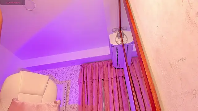 Snapshot of kitty_roouse chatting on February 5, 4:06 am kitty roouse online show from February 5, 4:06 am