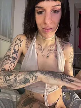 Snapshot of giuli_zerozero chatting on March 5, 12:23 pm giuli zerozero online show from March 5, 12:23 pm