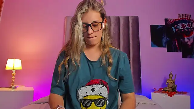 Snapshot of Giia_paiige18 chatting on December 19, 7:18 am Giia paiige18 online show from December 19, 7:18 am