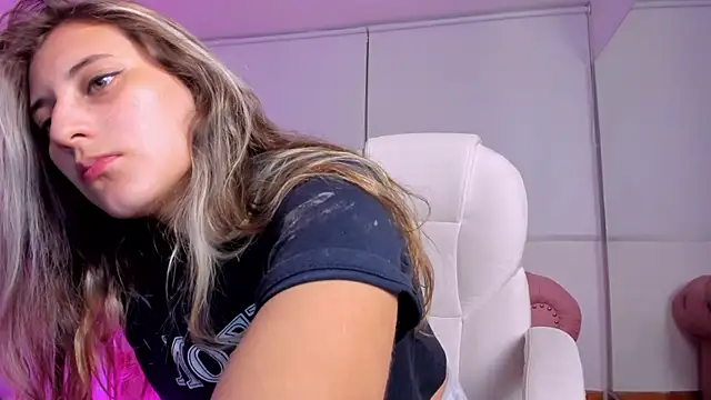 Snapshot of Giia_paiige18 chatting on February 12, 9:42 am Giia paiige18 online show from February 12, 9:42 am