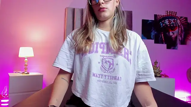 Snapshot of Giia_paiige18 chatting on February 22, 3:56 am Giia paiige18 online show from February 22, 3:56 am