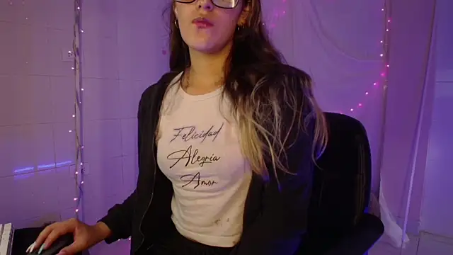 Snapshot of Giia_paiige18 chatting on September 19, 1:01 pm Giia paiige18 online show from September 19, 1:01 pm