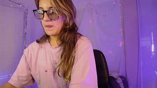 Snapshot of Giia_paiige18 chatting on October 8, 12:52 am Giia paiige18 online show from October 8, 12:52 am